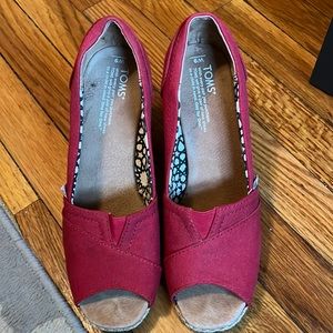 Toms Red Wedges